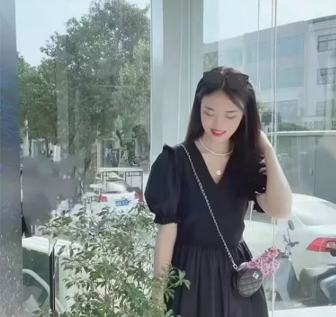 艾诺丝连衣裙S，正品，九成新 感兴趣的话点...