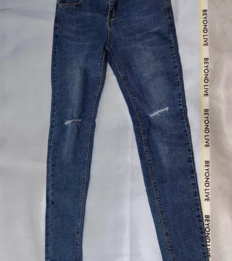 小脚破洞牛仔裤，穿上很修饰腿型显瘦，膝盖破...