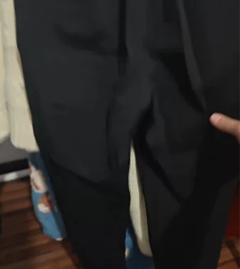 黑色的铅笔裤，九分的，质量非常好，灯光下拍...