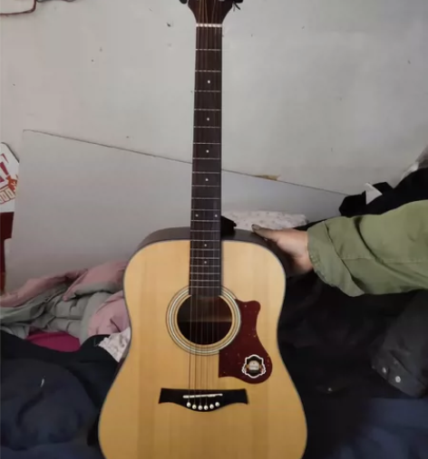 珞丹吉他，九成新，一百便宜卖了 感兴趣的话...
