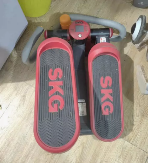 SKG踏步机?送一个夹腿器 放在楼下仓房有...