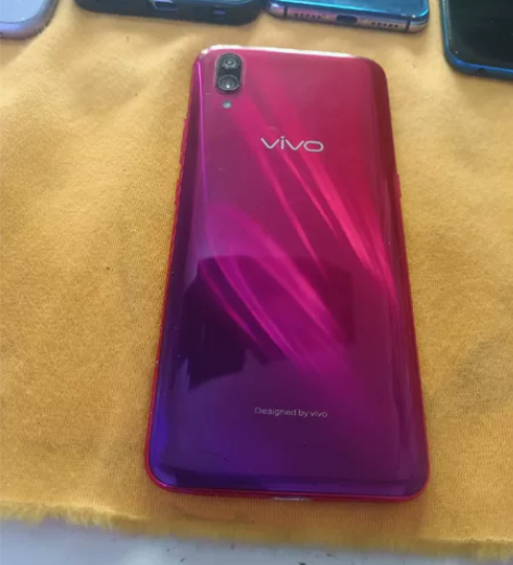 vivox23美女一手机轻微磕碰8加128...