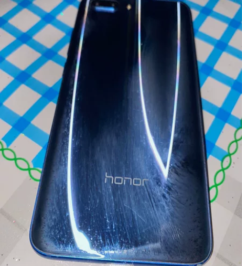 荣耀10  128g换了新电池4000容量...