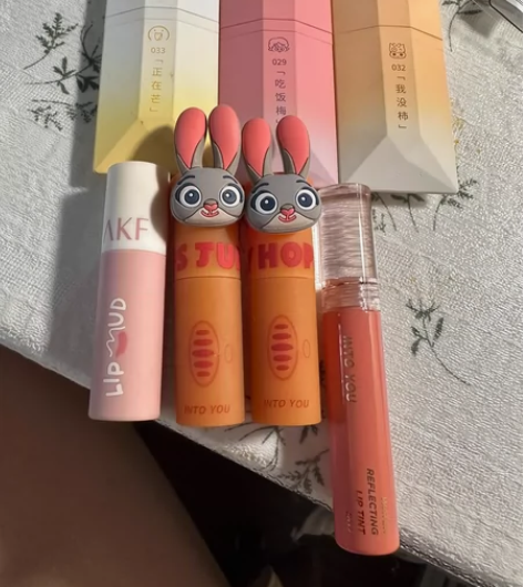 出闲置唇釉 每一支仅用过一两次 口红太多了...