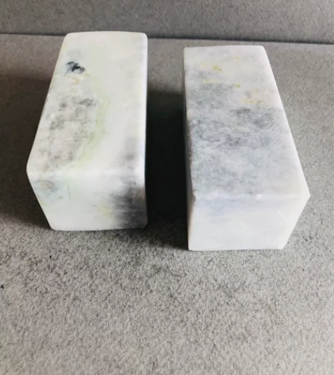 玉料镇纸2个。手玩石。清仓特价。 规格：左...