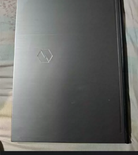 型号机械革命深海幽灵z2air，有明显划痕...