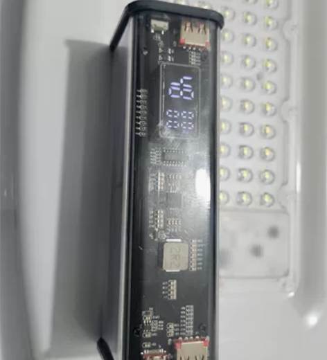 超大容量充电宝 采用 8颗 LG 3000...