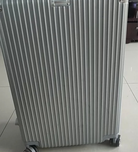 大皮箱，就上学用过两次，无磕碰全新的一样，...