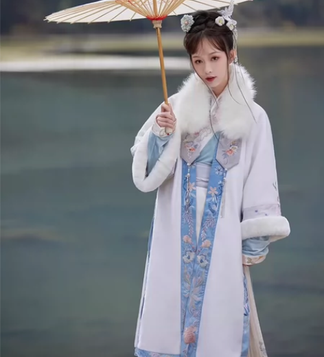 出七月夕汉服，一整套，m码 外套很厚，冬天...