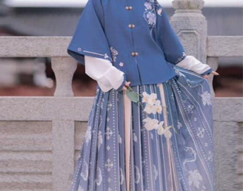 明制汉服，买了没穿过，便宜转让 感兴趣的话...