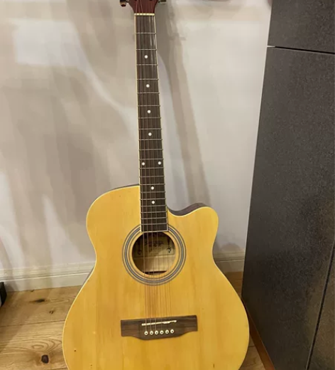 吉他，买了，没怎么用过，九成新 感兴趣的话...