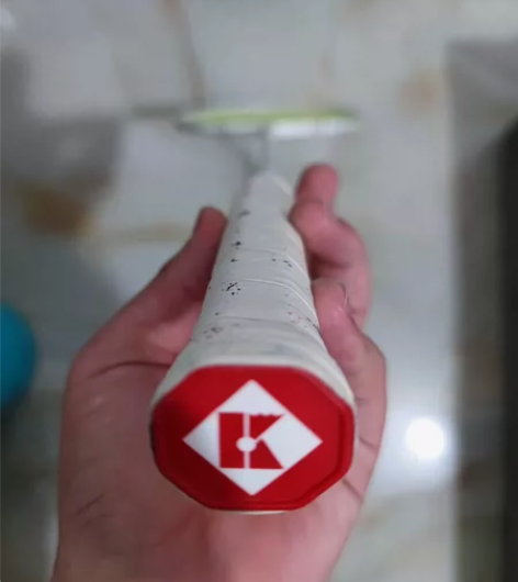 出两把薰风羽毛球拍  150售 白色：薰风...