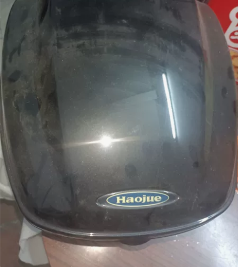 豪爵原装尾箱，没用过表面有层灰尘，无锁匙，...