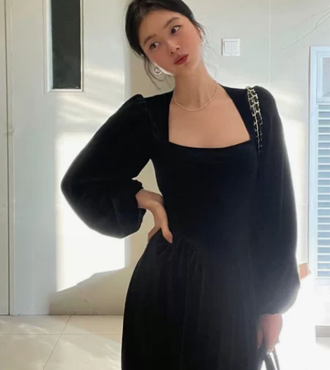 赫本风丝绒连衣裙女冬季裙子气质方领长袖A字...