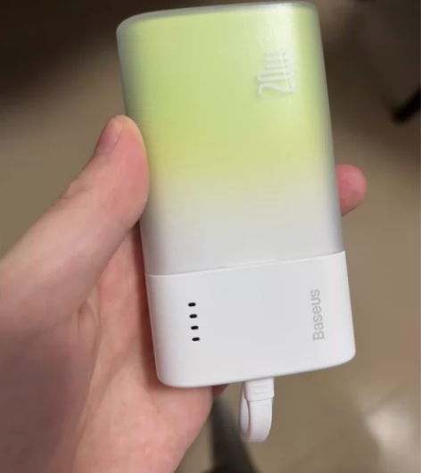 倍思冰淇淋充电宝 只用过一次 5200mA...