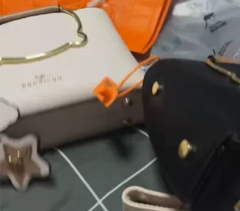 全新真皮袋鼠女包 两个颜色全新品牌专柜无附...