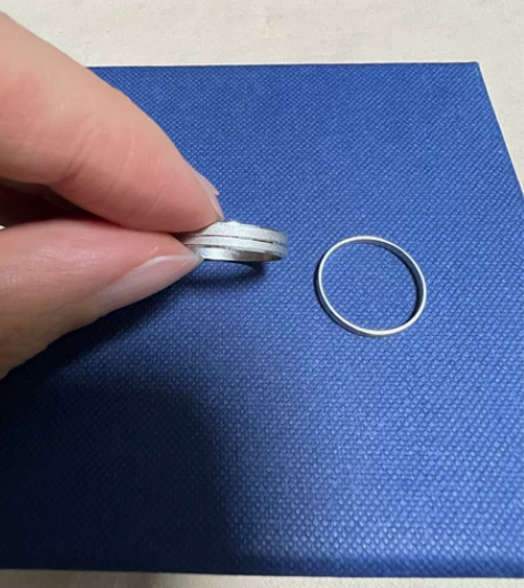 合金戒指一对 之前很早买的戒指；材质未发现...