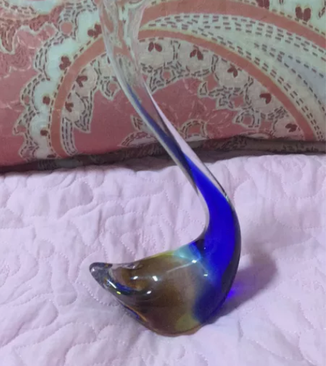 玻璃天鹅摆件宝贝如图，黄蓝相间非常漂亮，规...