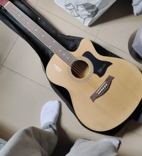 入门小白级别吉他 成色基本全新 买回来玩两...