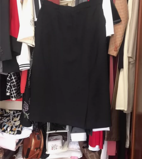 一步裙,黑色全毛材质,全衬里,前片侧开口,...