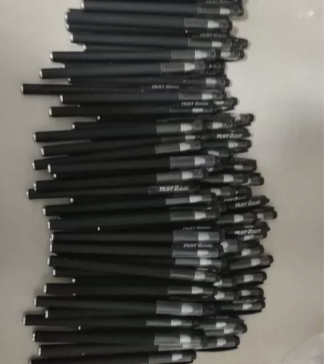 磨砂中性笔黑色0.5mm学生大人都可以用文...