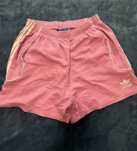 adidas粉色短裤 感兴趣的话点“我想要...