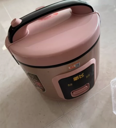 新飞传统电饭锅,一次没用过,外面轻微有磕碰...
