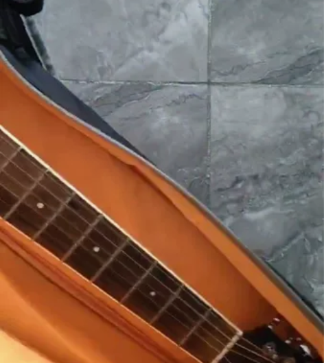 音质特别好的吉他80有一个瑕疵，不碍事 感...