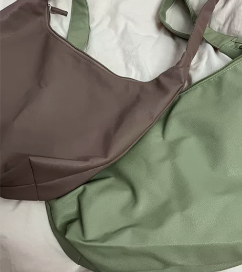 pu皮，可单肩可斜挎 容量很大，具体可见p...