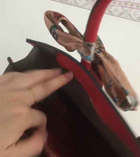 大红色手提包 当时买来结婚用的，后来婆婆又...