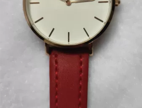 时尚手表，未使用过，仅一只，表镜和后盖贴膜...