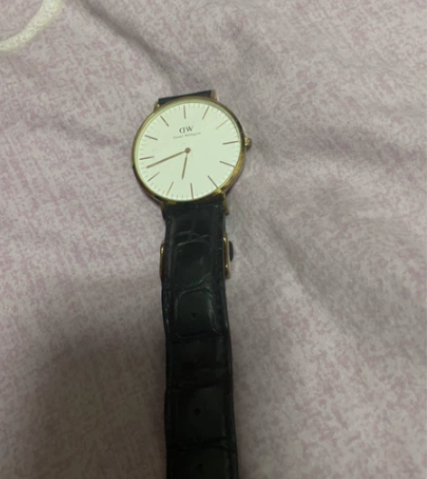 DW丹尼尔手表表盘机芯很好,皮带因久带微瑕...