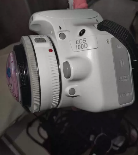 ?100d白色加小饼干40mm镜头，配件有...