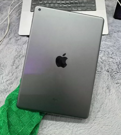 低价出iPad 8代平板 128G,原装无...