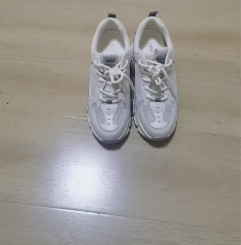 意尔康内增高小白鞋，36码，我平时单鞋35...