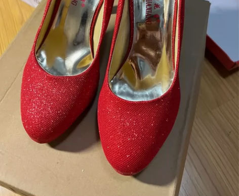 红色婚鞋，就穿了一天，36码，防水台高1厘...