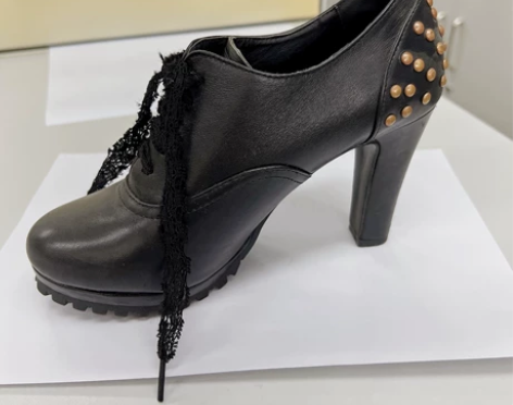 派思丽女单鞋皮鞋高跟鞋浅口铆钉黑色蕾丝系带...