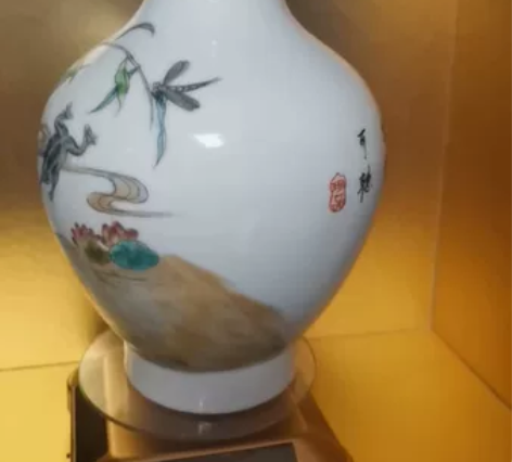 景德镇八九十年代手绘粉彩花瓶。瓷胎白细，色...