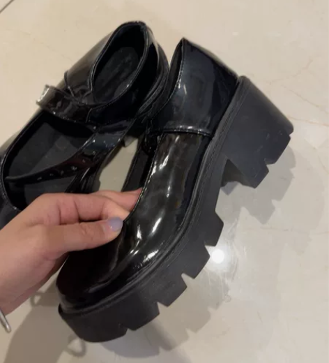 玛丽珍鞋子，37码，穿过一次 感兴趣的话点...