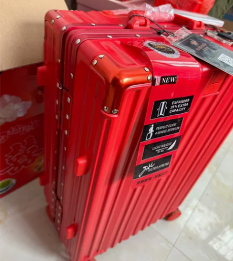 红色行李箱，万顺达。 感兴趣的话点“我想要...