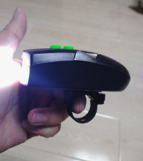 受疫情影响实体店关门剩了些山地自行车灯车前...