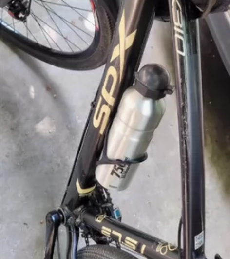 帮别人出售一辆喜德盛自行车22年12月份的...