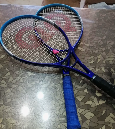 网球拍，2个，当初900多买的 单个100...