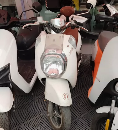 二手雅迪7020 才换的电池??明显使用痕...