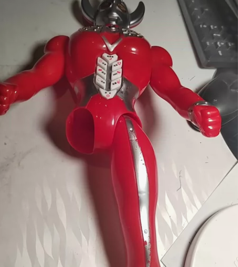 缺了一只腿的泰罗奥特曼，可以放音乐和讲故事...