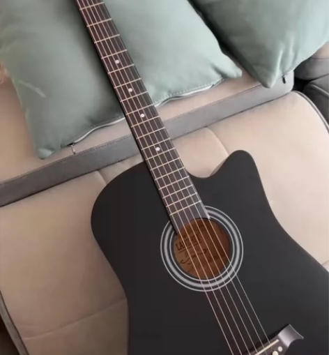 转卖一把二手吉他 搁置好多年了 没怎么碰过...