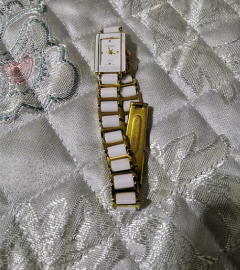 库存多年以前全新的电子石英手表没有佩戴过。...