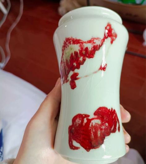 自己画的景德镇小花插，微瑕，釉里红，便宜出...