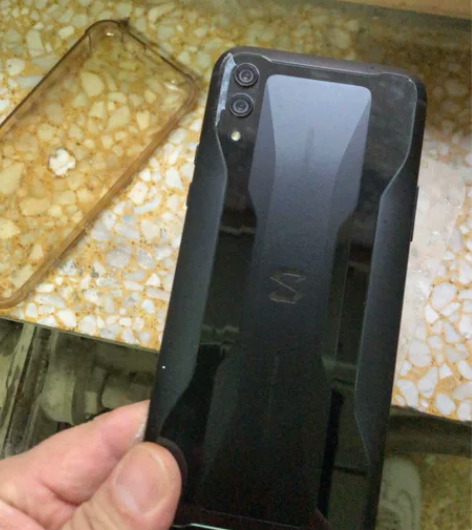 黑鲨2开机屏碎，内存不知道，通电话账户不知...