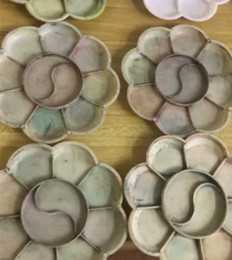 梅花形13.5厘米，10格塑料调色盘。14...